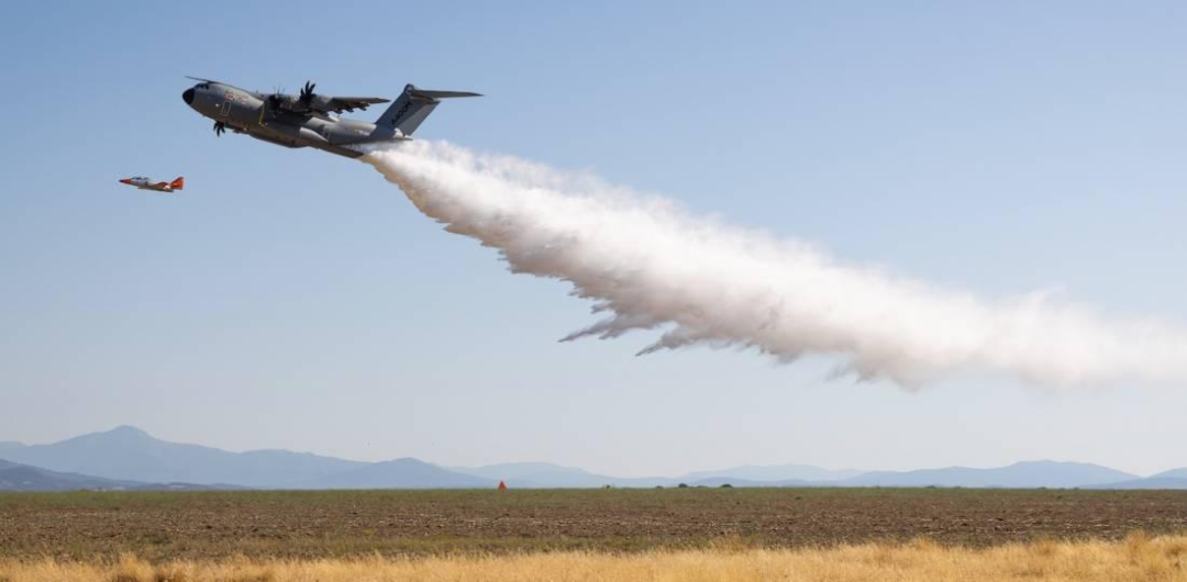 A400M展示消防功能：战略运输机变身消防飞机划不划算？