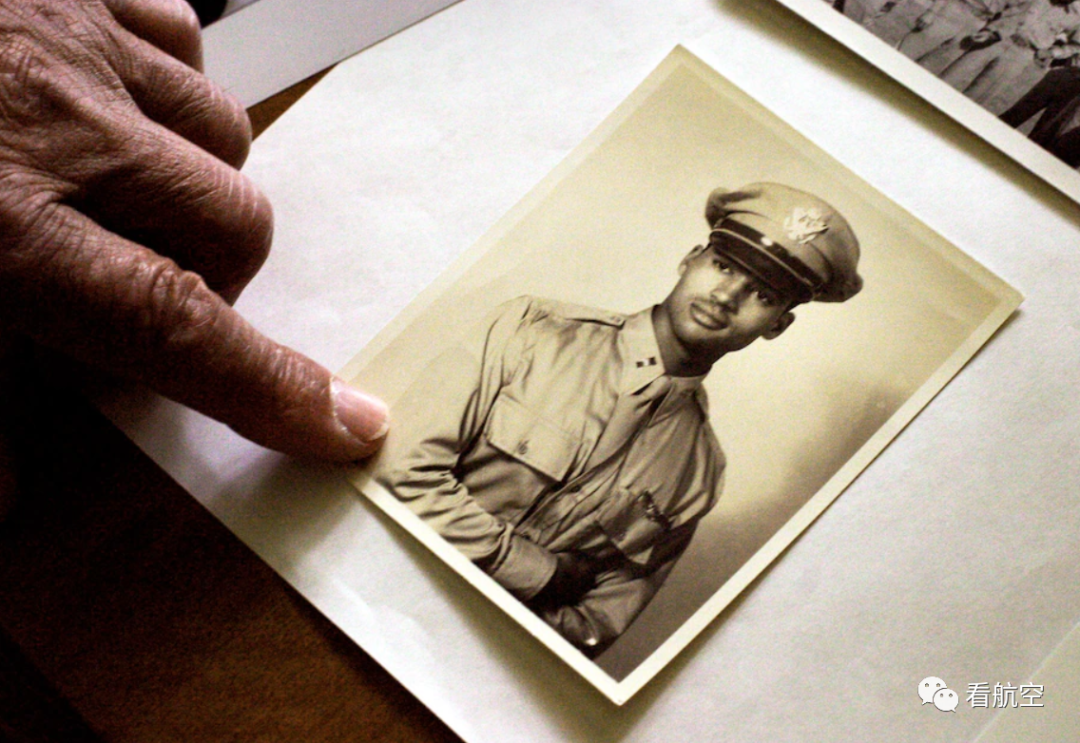 早读 | 美军百岁黑人飞行员去世，他没有等到那一天……的图5