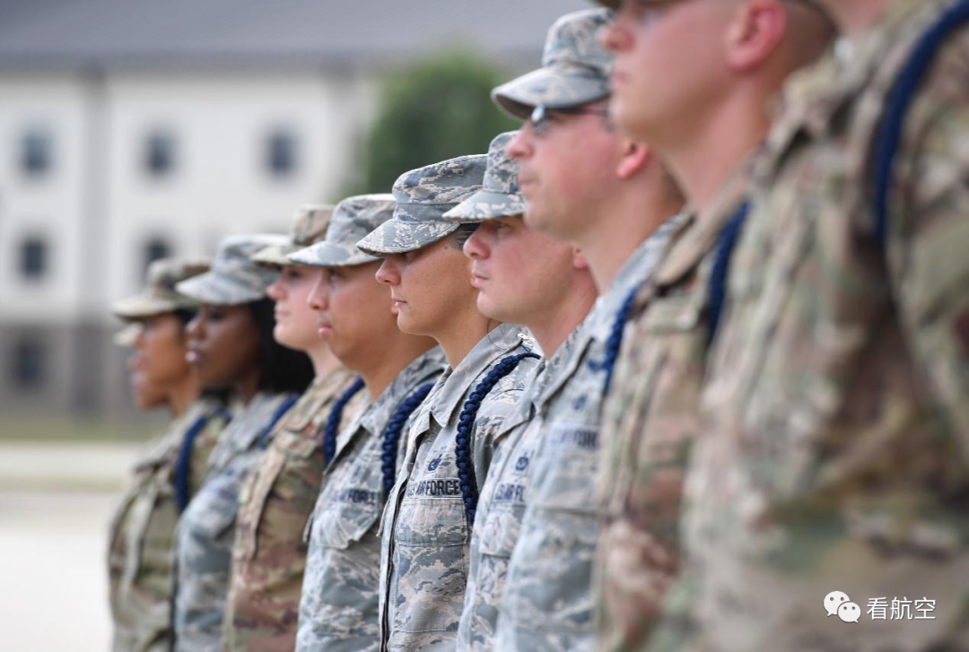 早读 | 美军百岁黑人飞行员去世，他没有等到那一天……的图10