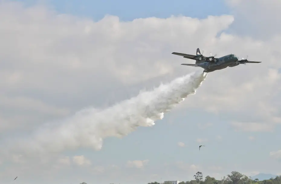 A400M展示消防功能：战略运输机变身消防飞机划不划算？的图7