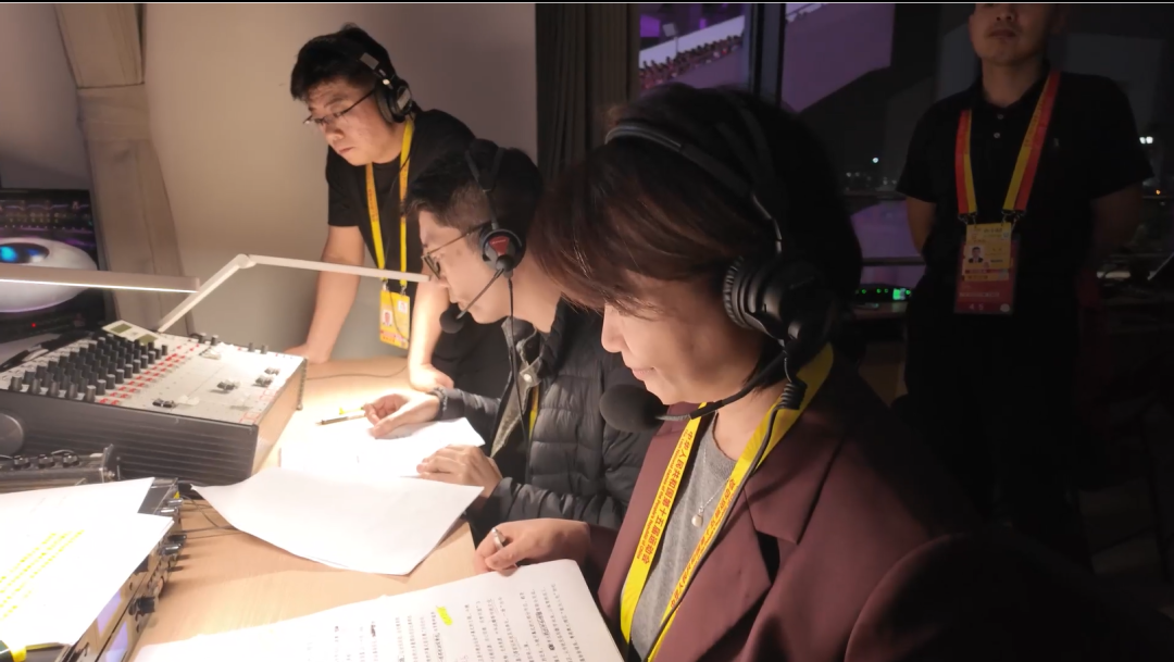 总台大湾区之声主持人泽宇（左二）、陈星（右二）