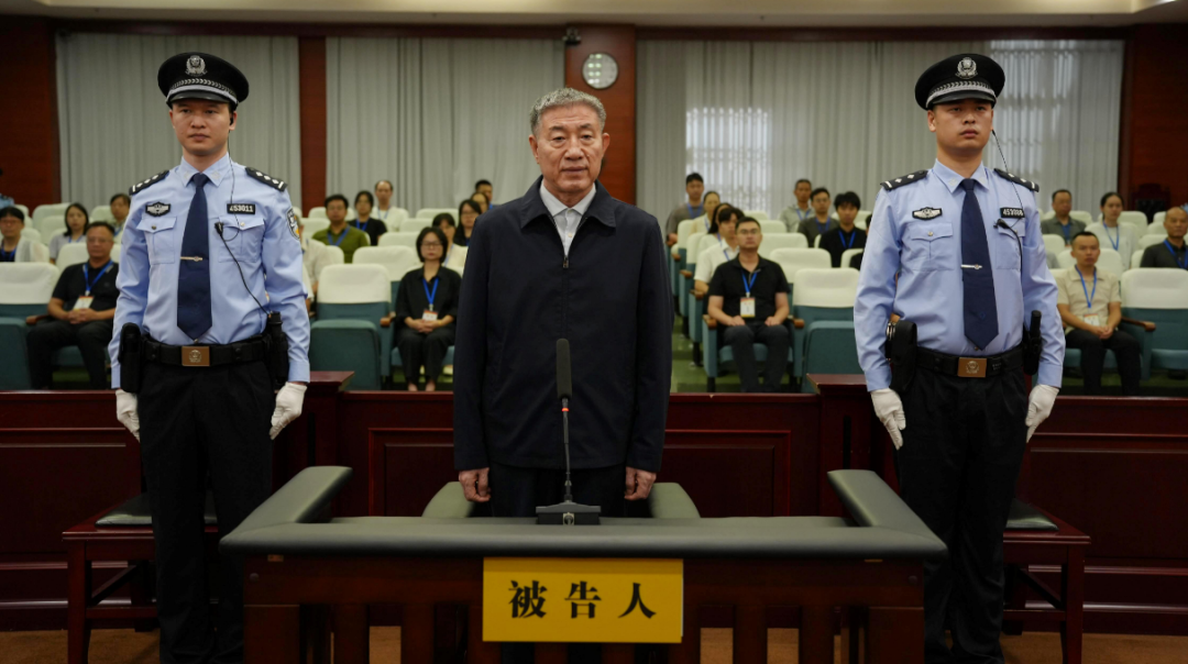 搞权色交易，收受财物3.16亿余元，副部级刘星泰，3年内仅2次顺道前往牵头项目现场调研，每次停留不足半小时，并安排拍照“打卡”