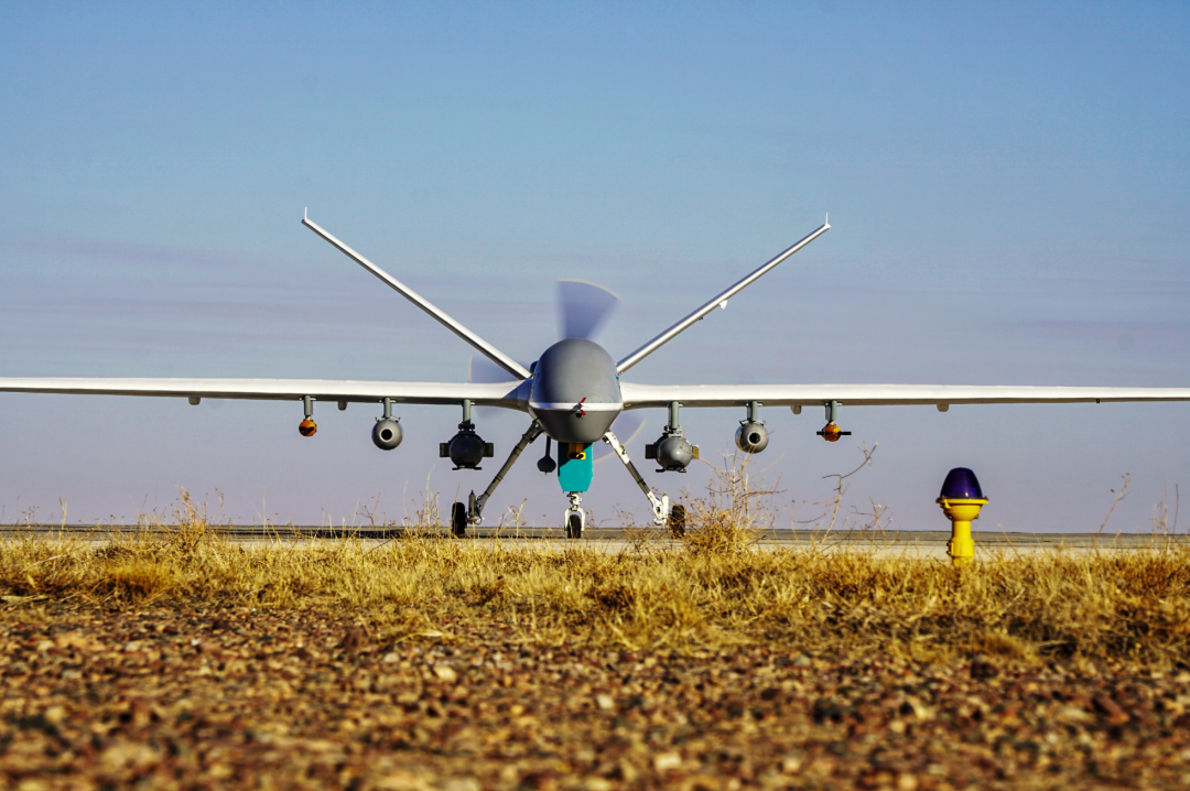 全球首款大型人工影响天气无人机首飞的图1