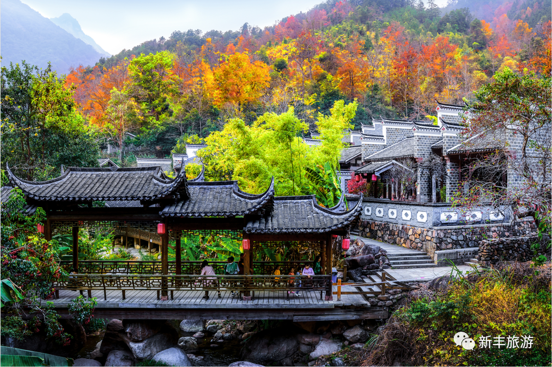 《秋的诗》摄影:余玉兔《云髻山古镇》摄影:龙竻金《层林尽染》摄影