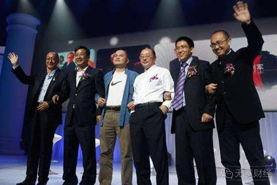 从左往右依次是冯仑,刘军,王启富,王功权,易小迪,潘石屹.