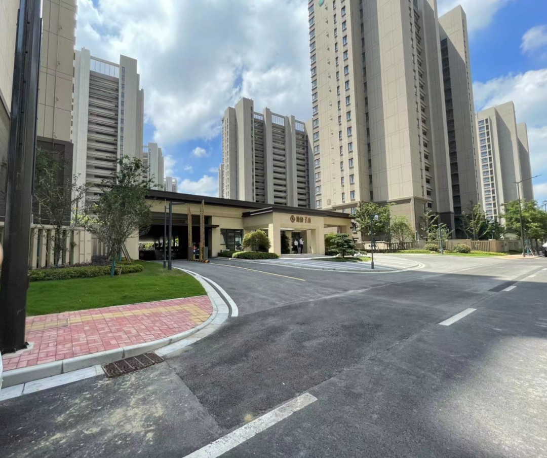 颐和芳庭售楼中心实景颐和芳庭社区内部绿化,休憩区,儿童活动区已经