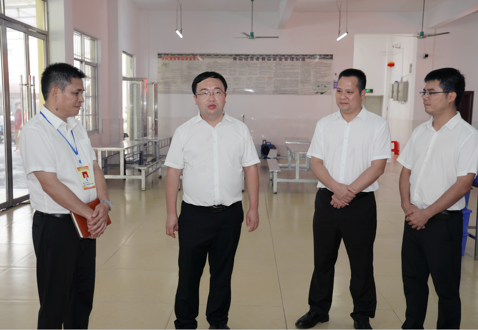 杨永冲到龙门镇中小学校开展食品安全包保督导工作