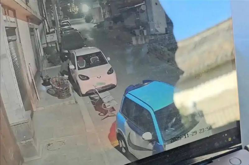 游客租车遭遇“车辆划伤索赔”。