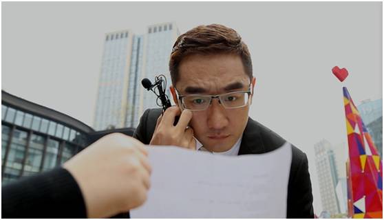 丁军,重庆电视台知名主持人,一个被近视困恼多年的人.