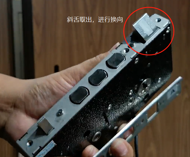 步骤二:锁体换向通电检测:指纹头,密码按键,门铃,电控按键,电子锁体
