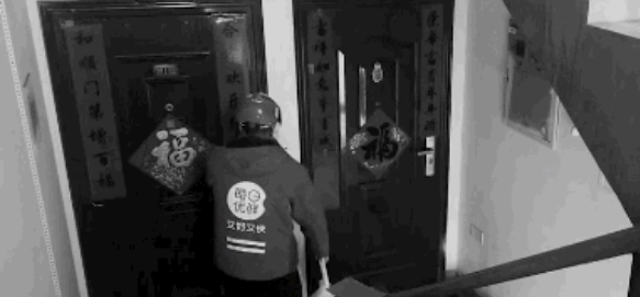 全家出去旅游，外卖员每天潜入家里竟然对狗狗做这种事..........太暖心了！