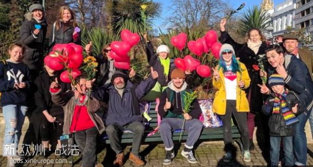 转圈圈欢呼, 长凳上辣眼睛的金属栏杆终于被拆啦