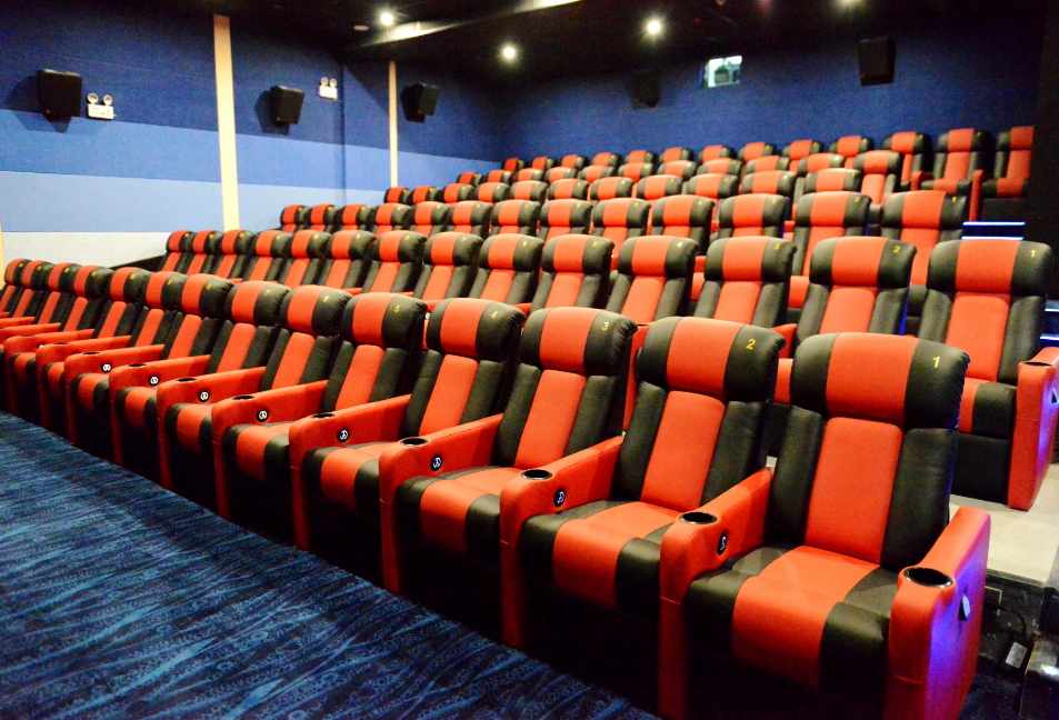 上影国际影城相关负责人告诉小虹,他们家电影院的座椅,可坐可躺.