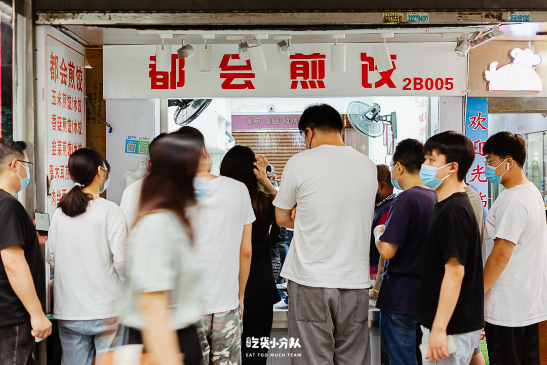 这家开在地铁口的煎饺小店,每天从11:00开始,来打包的客人就络绎不绝