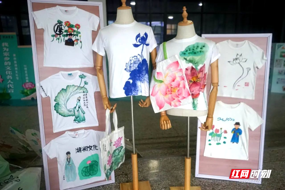 岳塘区湖湘学校开展廉洁文化元素手工制作，学生将廉洁文化元素绘制在T恤、手提包上。.png