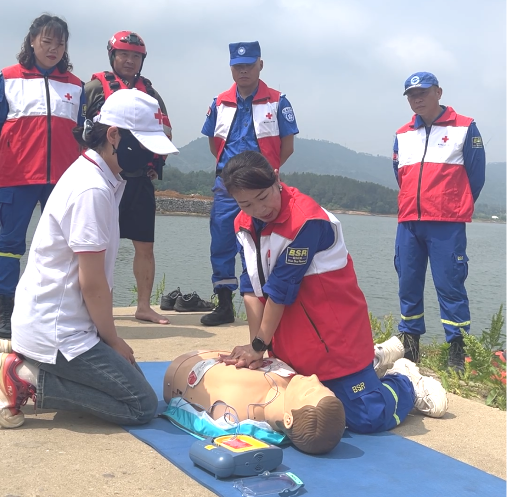 团风县开展防溺水应急救援演练