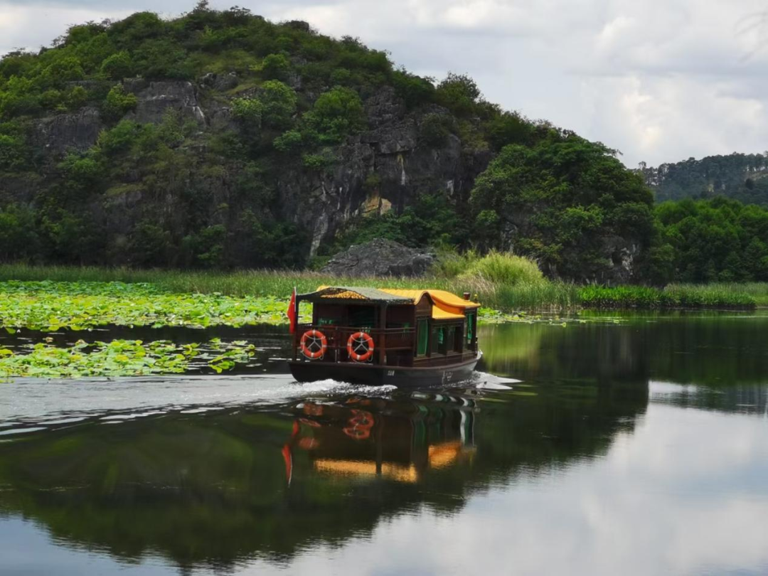 画舫船,观光车:乘坐休闲画舫船沿着曲折环绕的水路,欣赏普者黑山外有