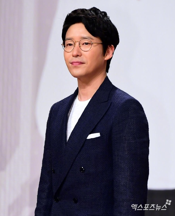 严基俊确定出演tvN新剧《小小姐》合作金高银、南志铉