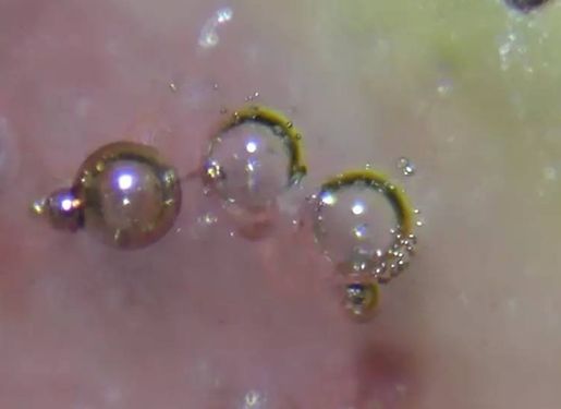 瓷器破泡里找到臭干黑或黄水斑，就可判定为古瓷了