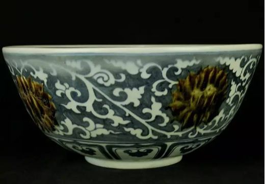 瓷器破泡里找到臭干黑或黄水斑，就可判定为古瓷了