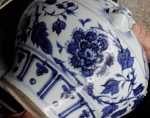 瓷器破泡里找到臭干黑或黄水斑，就可判定为古瓷了