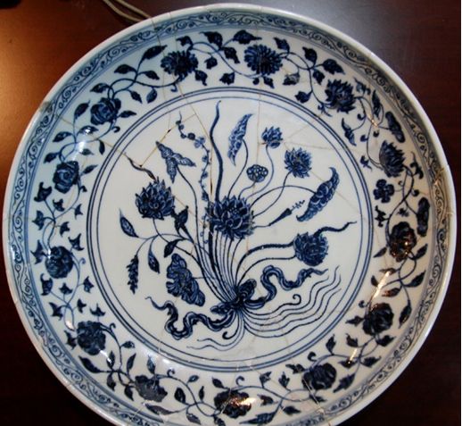 瓷器破泡里找到臭干黑或黄水斑，就可判定为古瓷了