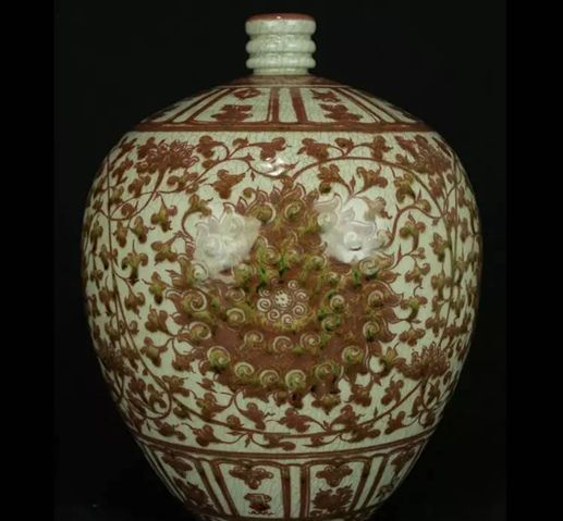 瓷器破泡里找到臭干黑或黄水斑，就可判定为古瓷了