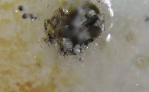 瓷器破泡里找到臭干黑或黄水斑，就可判定为古瓷了