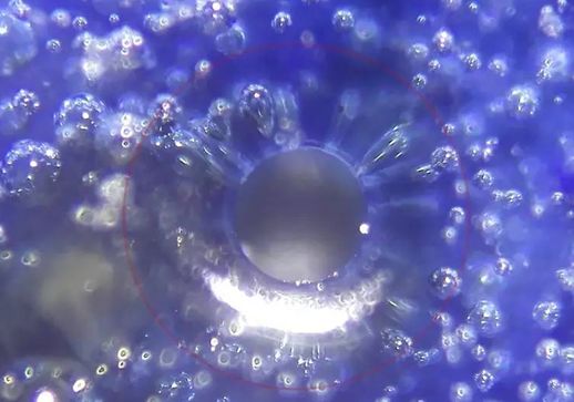 瓷器破泡里找到臭干黑或黄水斑，就可判定为古瓷了