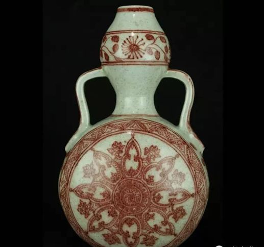 瓷器破泡里找到臭干黑或黄水斑，就可判定为古瓷了