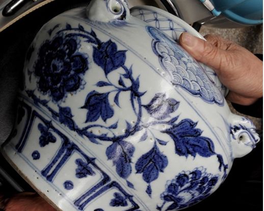 瓷器破泡里找到臭干黑或黄水斑，就可判定为古瓷了