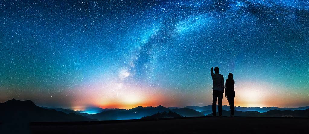 天体物理学有个浪漫的说法: 星空是你身上每个原子的故乡.