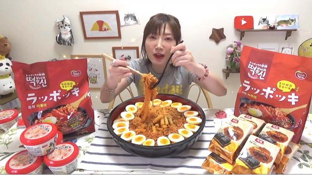 



被催吐毁掉的中国女孩
