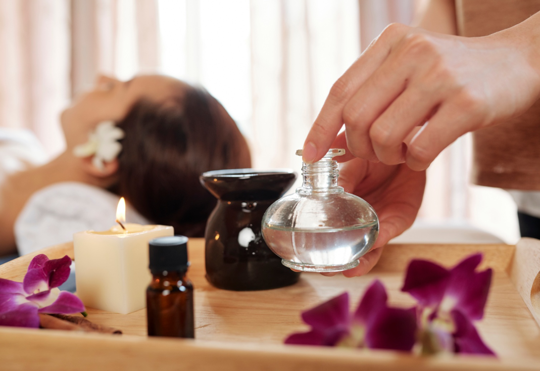 在spa的过程中精油基本上随着美疗师的按摩手法被肌肤所吸收,退一步说