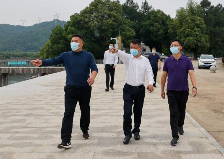 区长王成久在溪霞镇调研防汛备汛工作