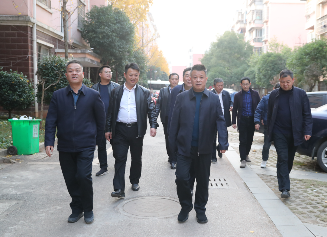 区长王成久调研指导既有住宅加装电梯工作