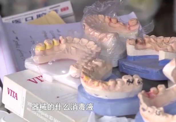 为什么牙医不用开口器用开水当消毒液，一个不正经的“牙医”被查获_https://www.jmylbn.com_新闻资讯_第4张
