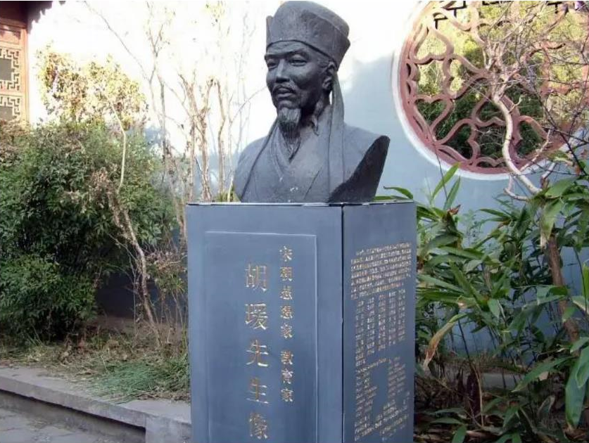 《钱文忠解读百家姓&middot;胡姓》【央视科教频道2015年2月17日11:40 播出】胡姓,是排在很前面的超级大姓.我们要介绍胡姓的人,历...
