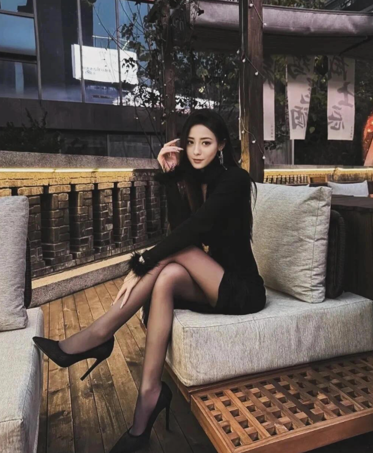 【美女】岛国1.02米大长腿，搭配极品黑丝，辣妹来袭直接 “炸场” - 4