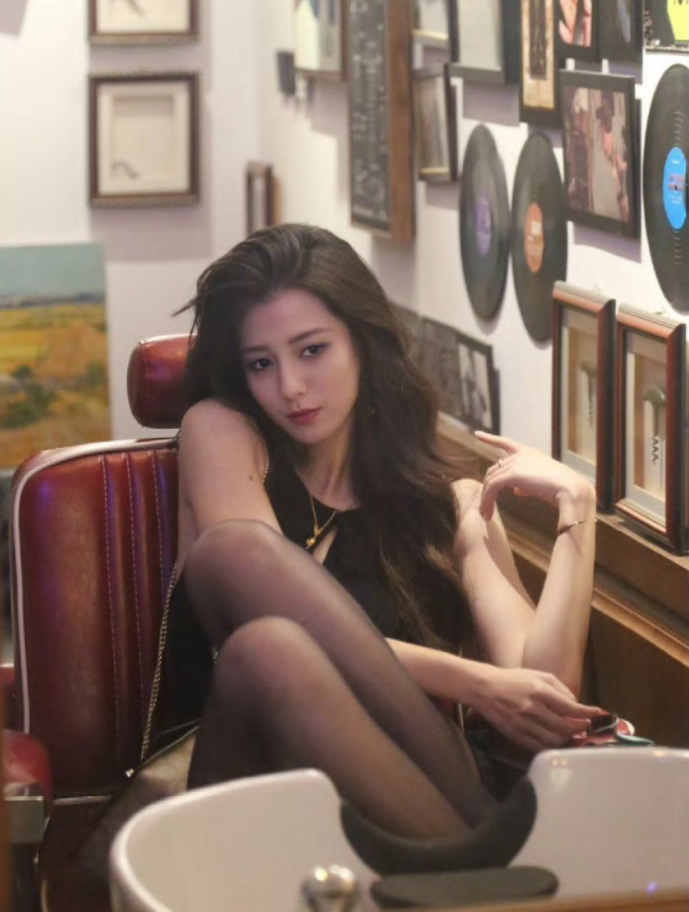 【美女】岛国1.02米大长腿，搭配极品黑丝，辣妹来袭直接 “炸场” - 2