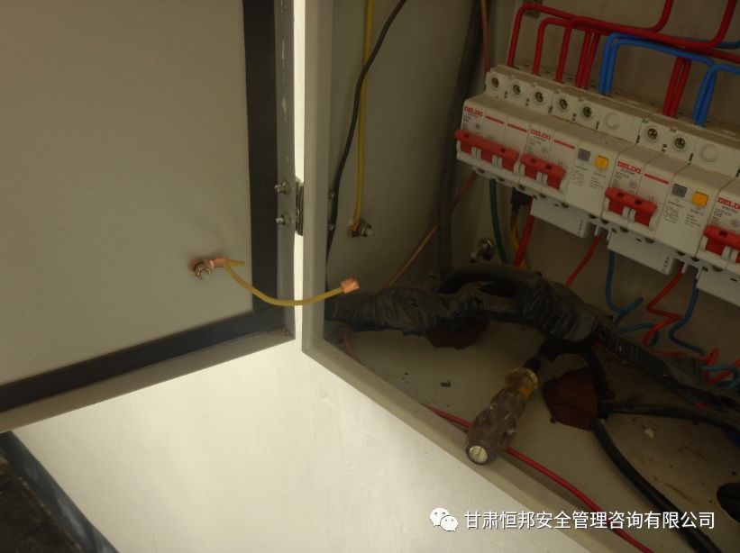 配电箱的柜门与柜体要做跨接线保证可靠接地如下图所示