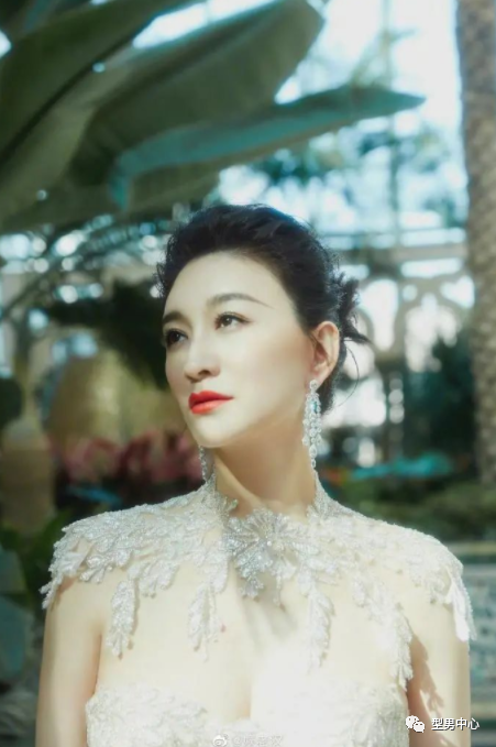 李小冉大秀身材登上热搜,网友:内娱安妮海瑟薇!!-微信头条网 李小冉大秀身材登上热搜,网友:内娱安妮海瑟薇!!