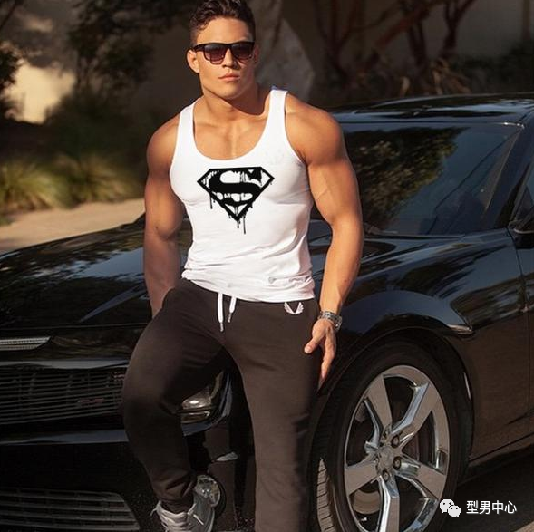 "夏天也是肌肉男显露身材的绝佳机会!