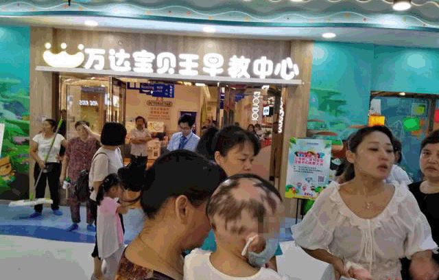 1岁多女童早教1个多月狂掉头发家长质疑早教中心装修甲醛超标！