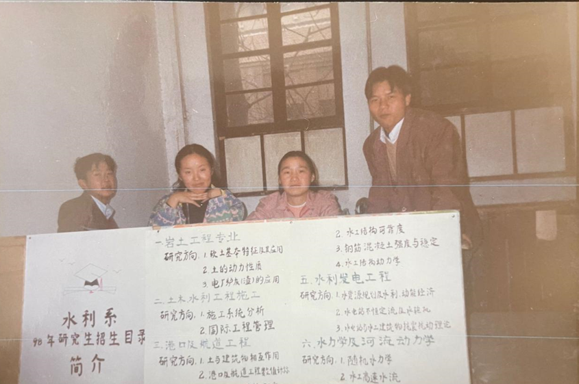 一家三口晒同一所大学录取通知书，