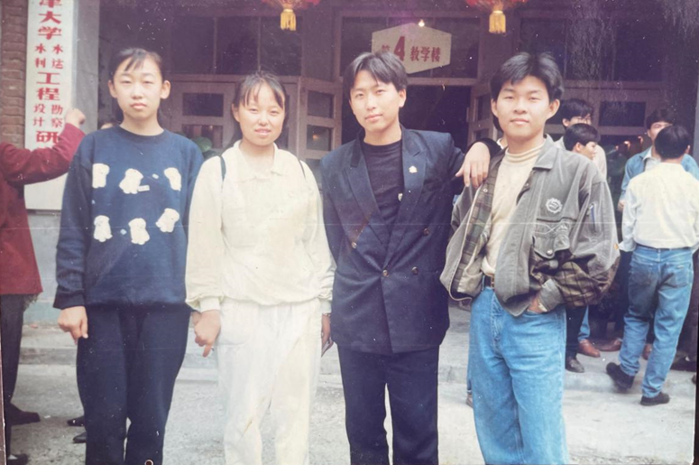 一家三口晒同一所大学录取通知书，