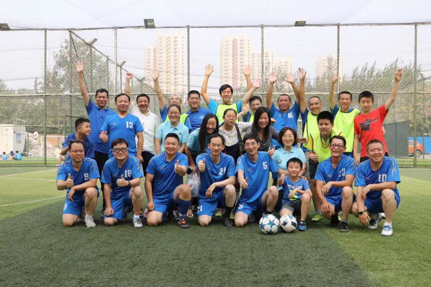 一家三口晒同一所大学录取通知书，