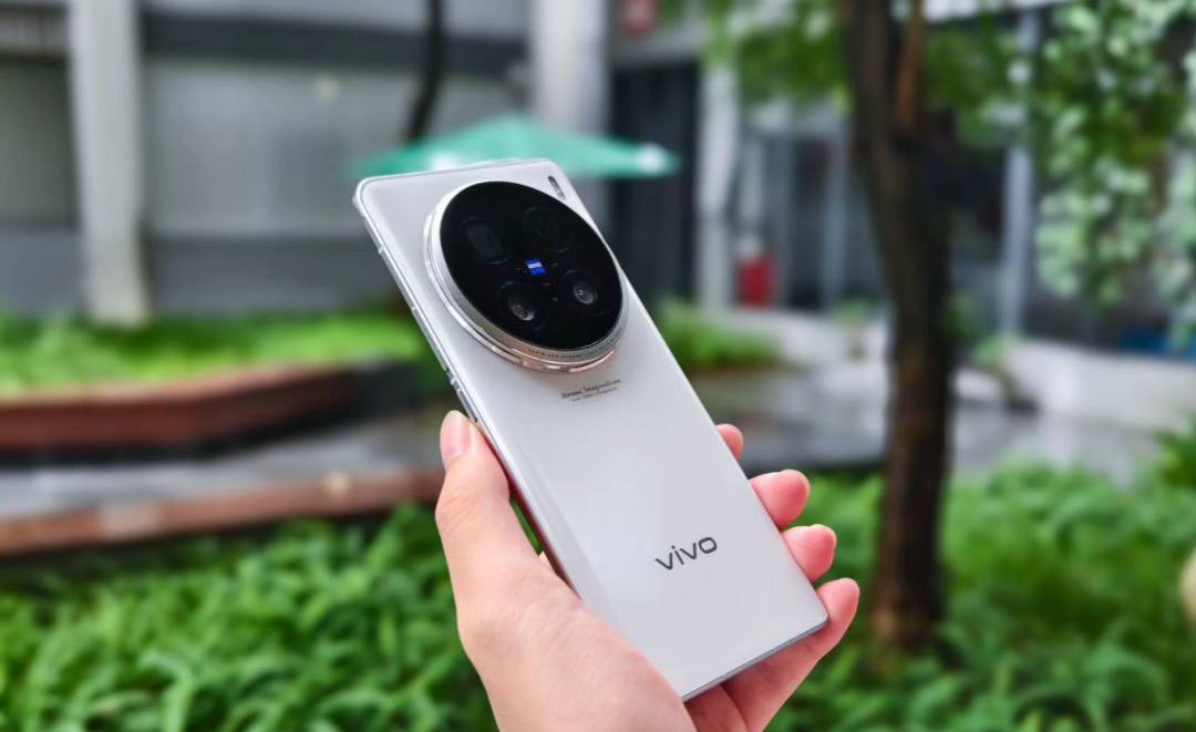 想要六年不换手机，建议一步到位买高端手机，目前这3款很合适