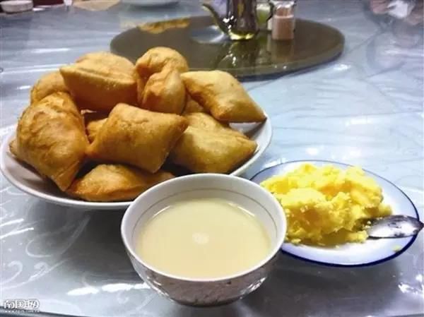 在古尔邦节和肉孜节,家家户户的餐桌上,都有一盘黄澄澄的多层的圆柱