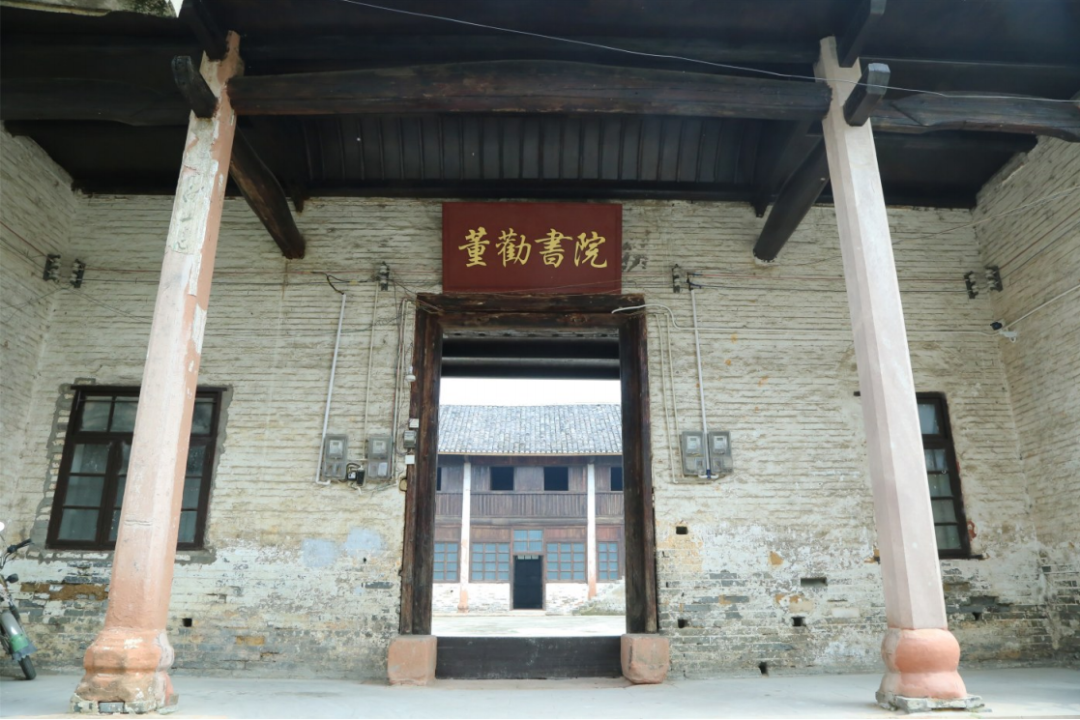 杨纯 摄董劝书院墙体现仍存有"打土豪分田地""国民革命胜利万岁军"